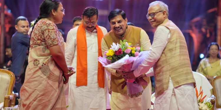 पीएम श्री मोदी वह सब काम कर रहे हैं जो राम राज्य में होता था विगत 25 सालों में एक भी दिन की नहीं ली छुट्टी-पुलिस को अवैध मादक पदार्थ के विरुद्ध मिली बडी सफलता-महू-नीमच हाईवे पर ट्रकों को निशाना बनाने वाले गिरोह का पर्दाफाश-भाजपा ने एक लाख दीप प्रज्जवलित कर मोदीजी को दी जन्मदिन की शुभकामना जिला कार्यालय पर अध्यक्ष ने किया कार्यक्रम का शुभारंभ-30 हजार दियों से जगमगाया झाली तालाब परिसर जिले में 50 सार्वजनिक स्थानों पर 6 लाख दीपक प्रज्वलित कर दिया सेवा और संकल्प का संदेश-निराला नगर में 40 लाख की लागत से होगा उद्यान का निर्माण महापौर प्रहलाद पटेल ने किया निर्माण कार्य का भूमि पूजन