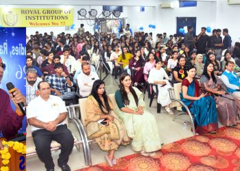 रॉयल कॉलेज में नवप्रवेशित फार्मेसी विद्यार्थियों का फूलों और गीतों से हुआ भव्य स्वागत; चेयरमैन प्रमोद गुगालिया ने दिए सफलता के मूलमंत्र