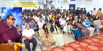 रॉयल कॉलेज में नवप्रवेशित फार्मेसी विद्यार्थियों का फूलों और गीतों से हुआ भव्य स्वागत; चेयरमैन प्रमोद गुगालिया ने दिए सफलता के मूलमंत्र