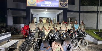 चोरी की मोटरसाईकिल से अवैध जहरीली शराब तस्करी करते आरोपी गिरफ्तार-पुलिस ने तत्परता दिखाकर 09 वर्षीय बालक को परिजनों से मिलाया-