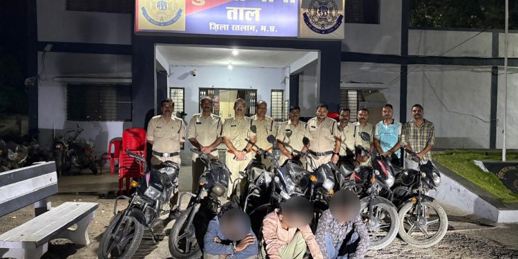 चोरी की मोटरसाईकिल से अवैध जहरीली शराब तस्करी करते आरोपी गिरफ्तार-पुलिस ने तत्परता दिखाकर 09 वर्षीय बालक को परिजनों से मिलाया-