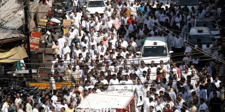 श्रीमती तेजकुंवर बाई काश्यप की पार्थिव देह पंचतत्व में विलीन नगर निगम के मोक्ष रथ से निकली अंतिम यात्रा